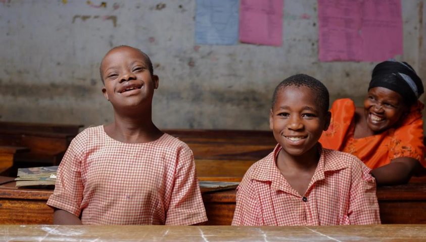 To unge gutter smiler mot kamera