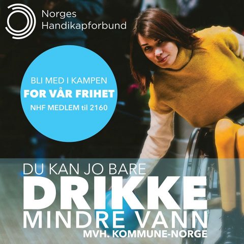 Ung dame i rullestol som kaster en bowlingball, med teksten "Bli med i kampen for vår frihet - NHF MEDLEM til 2160", og "Du kan jo bare drikke mindre vann, mvh. kommune-Norge."