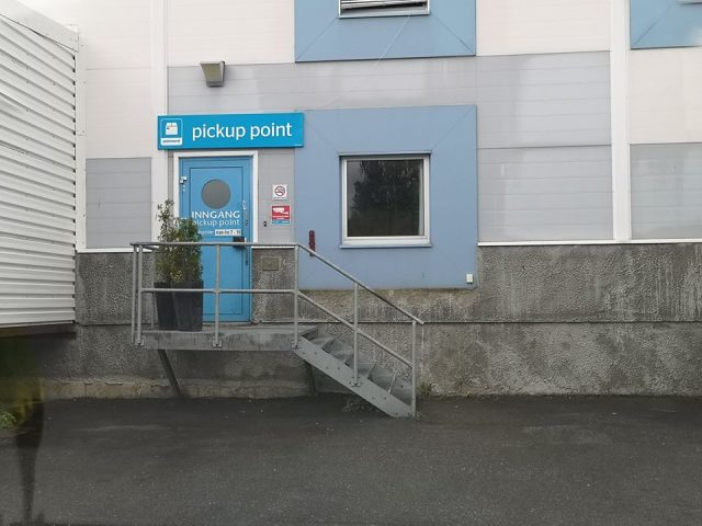 Bilde av utleveringsstedet til PostNord i Steinkjer med kun en trapp opp til inngangsdøren.