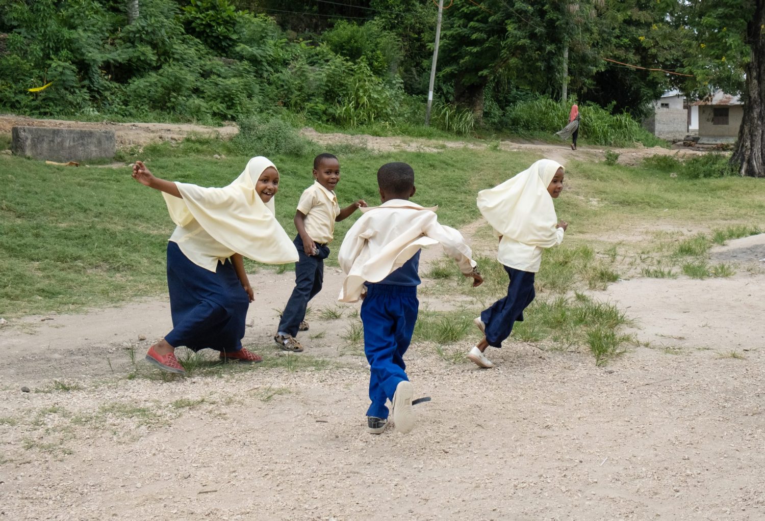 Barn leker i en skolegård.