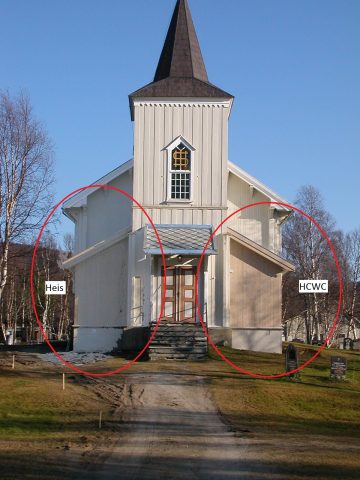 Bilde av Brekken kirke, hvor det er ringet rundt tilbygget til heisen og doen.