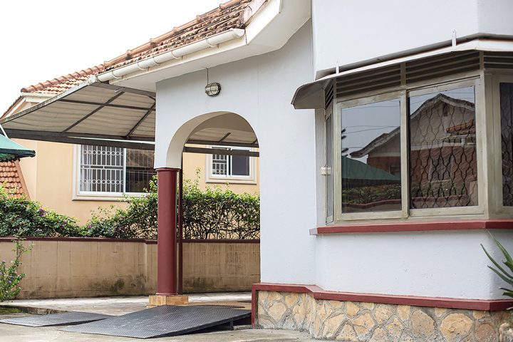 Utenfor NHF Ugandas nye kontorer. Et hvitt murhus med rampe inn til hovedinngangen.