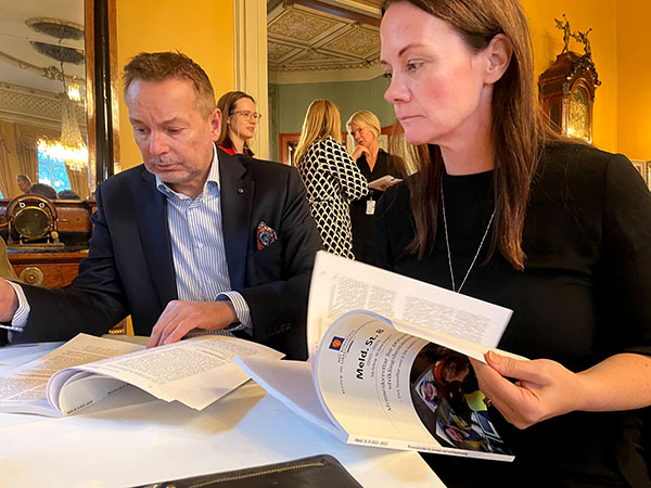 Karl Haakon Sævold og Annette Jensen blar i stortingsmelding