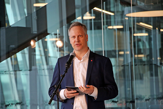 Jon Ivar Nygård holder tale foran stor glassvegg