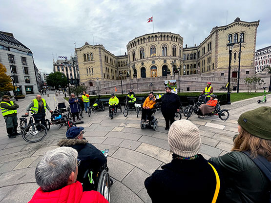 Funksjonshemmede med treningssykler aksjonerer foran Stortinget