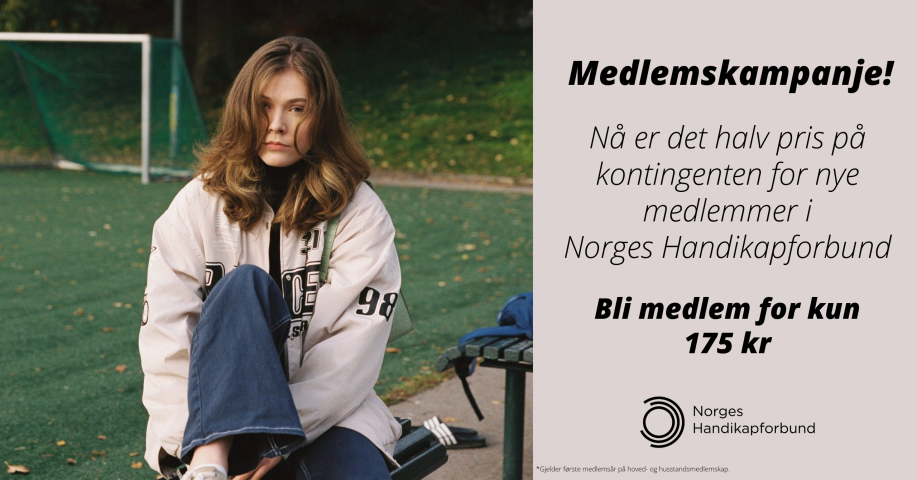 En jente sitter på en fotballbane og ser inn i kamera. På siden står det info om medlemskampanje i NHF, halv pris ut året.